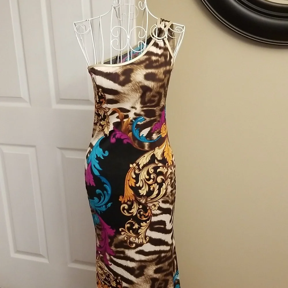 ANYTHING BUT BORING❣️Gorgeous Symphony maxi dress. - Picture 2 of 9